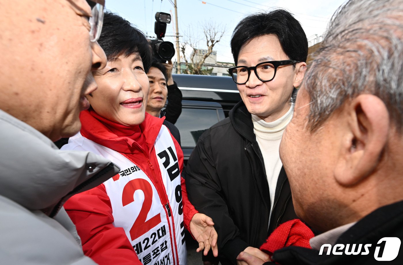 본문 이미지 - 한동훈 국민의힘 비상대책위원장이 서울 영등포구 타임스퀘어 광장에서 김영주 영등포갑 후보와 함께 시민들에게 인사하고 있다.(공동취재) 2024.3.12/뉴스1 ⓒ News1 송원영 기자