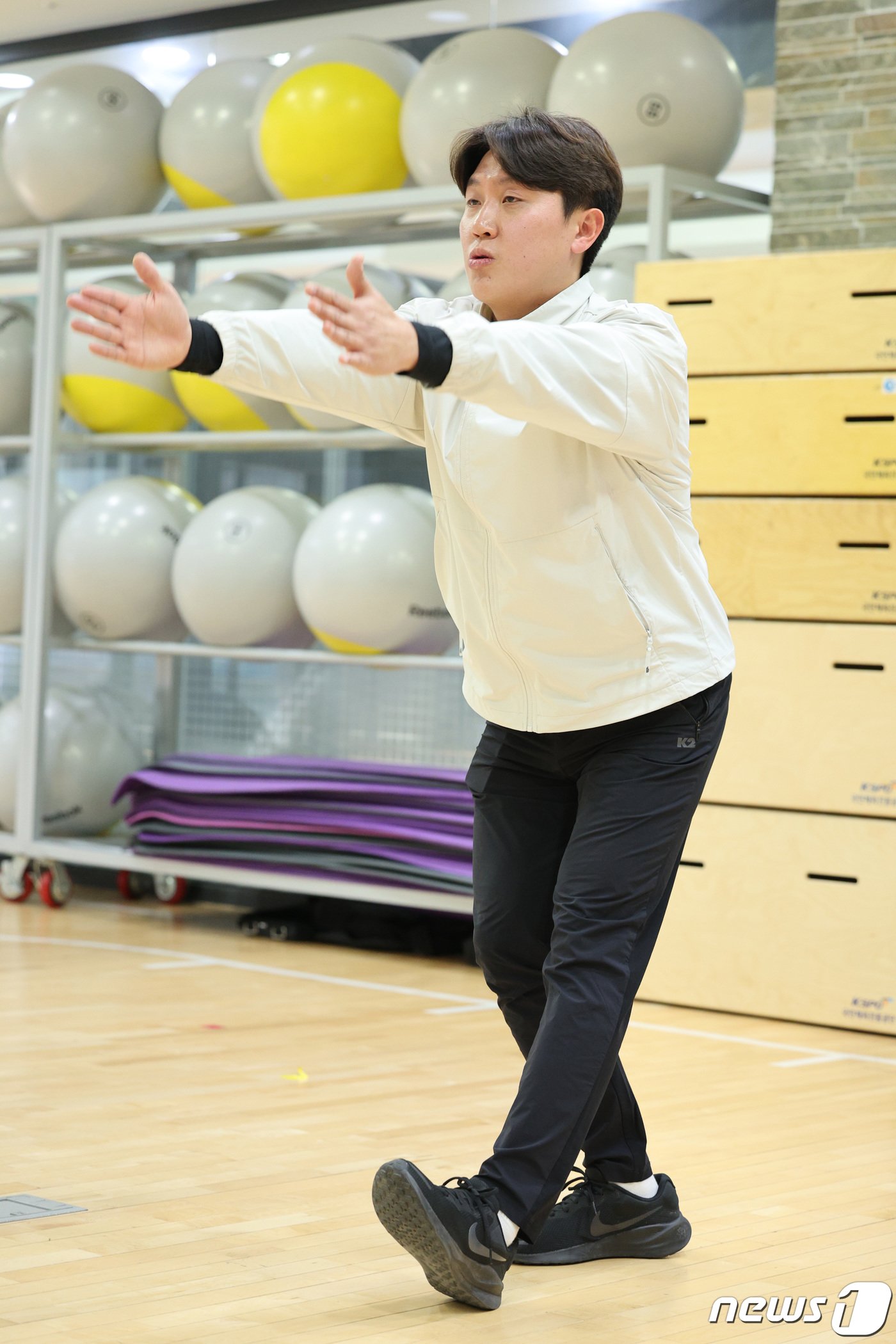 본문 이미지 - 최영우 국민체육진흥공단 운동처방사가 12일 서울 송파구 국민체육진흥공단 송파체력인증센터에서 올바른 스트레칭 방법을 선보이고 있다. 2024.3.12/뉴스1 ⓒ News1 신웅수 기자
