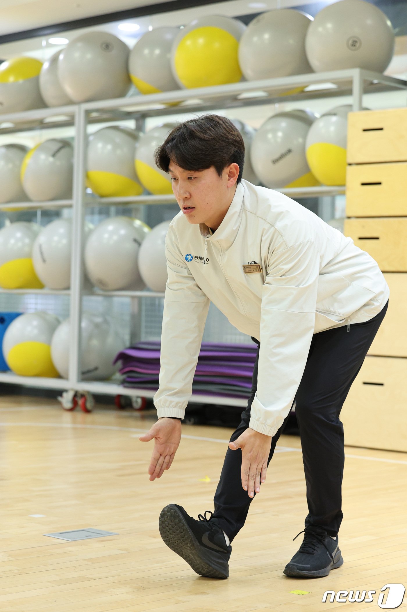 본문 이미지 - 최영우 국민체육진흥공단 운동처방사가 12일 서울 송파구 국민체육진흥공단 송파체력인증센터에서 올바른 스트레칭 방법을 선보이고 있다. 2024.3.12/뉴스1 ⓒ News1 신웅수 기자