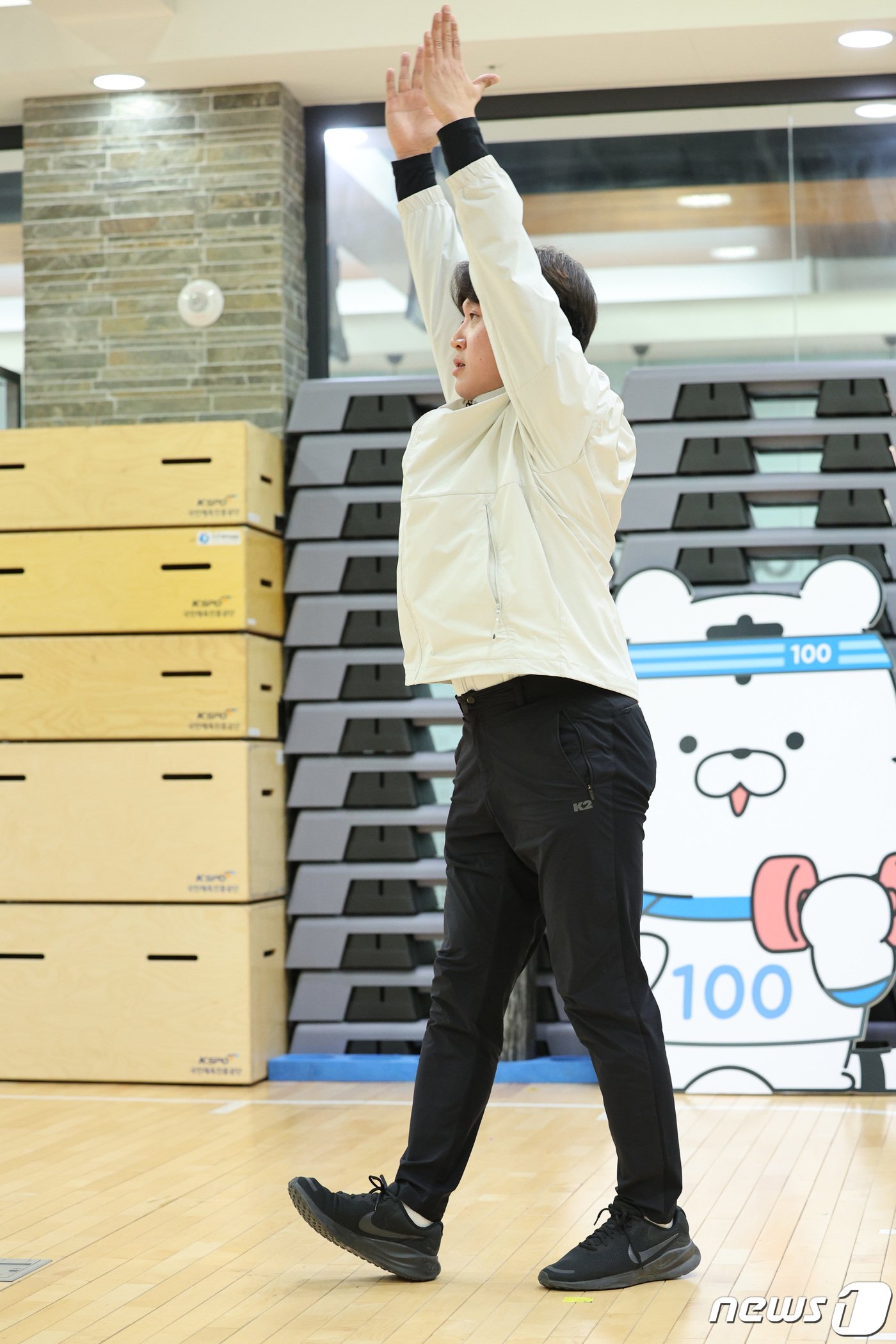 본문 이미지 - 최영우 국민체육진흥공단 운동처방사가 12일 서울 송파구 국민체육진흥공단 송파체력인증센터에서 올바른 스트레칭 방법을 선보이고 있다. 2024.3.12/뉴스1 ⓒ News1 신웅수 기자