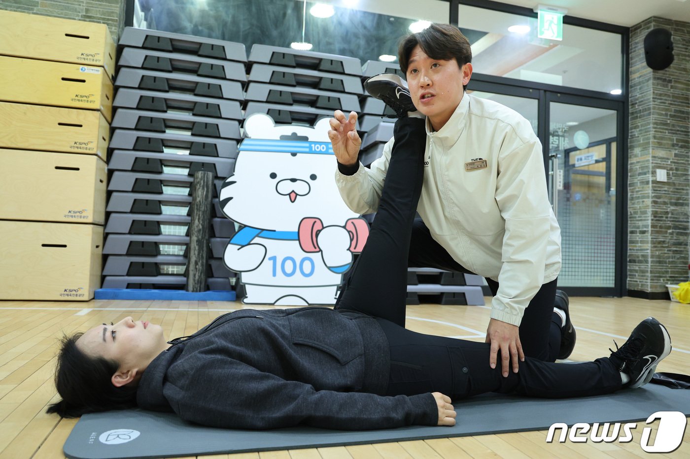 본문 이미지 - 최영우 국민체육진흥공단 운동처방사가 12일 서울 송파구 국민체육진흥공단 송파체력인증센터에서 올바른 스트레칭 방법을 선보이고 있다. 2024.3.12/뉴스1 ⓒ News1 신웅수 기자