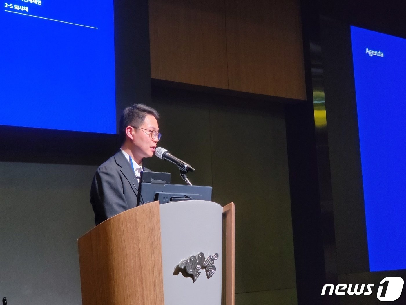 본문 이미지 - 한종수 신한금융투자 바이오헬스케어 인더스트리팀 부장이 바이오헬스케어 분야 투자 현황과 전망 등에 대해 소개하고 있다. 2024. 3. 12/뉴스1 ⓒ News1 황진중 기자