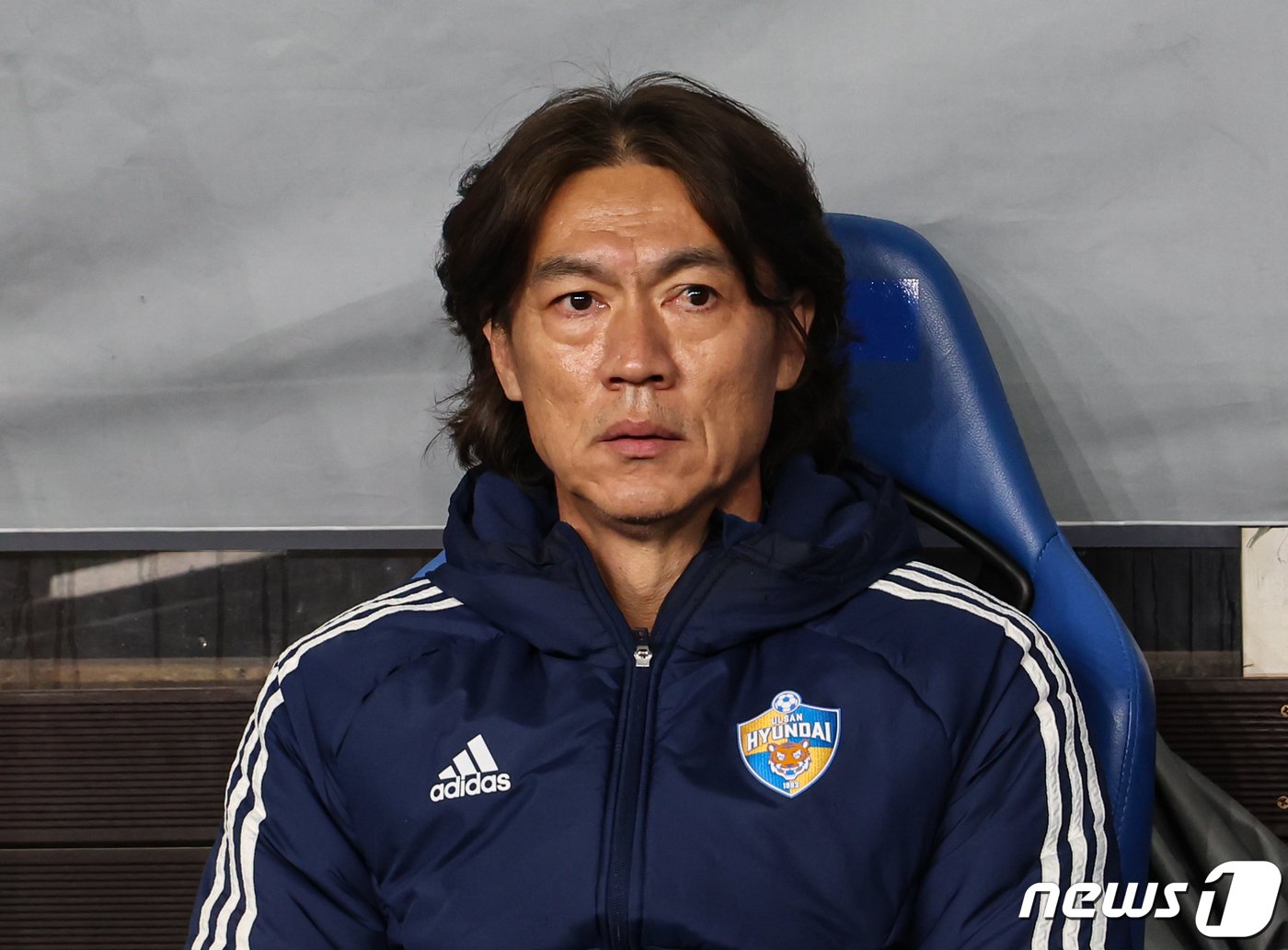 본문 이미지 - 12일 오후 울산 문수축구경기장에서 열린 2023-2024아시아축구연맹(AFC) 챔피언스리그 8강 2차전 울산 HD FC와 전북 현대 모터스의 경기, 울산 홍명보 감독이 그라운드를 바라보고 있다. 2024.3.12/뉴스1 ⓒ News1 김도우 기자