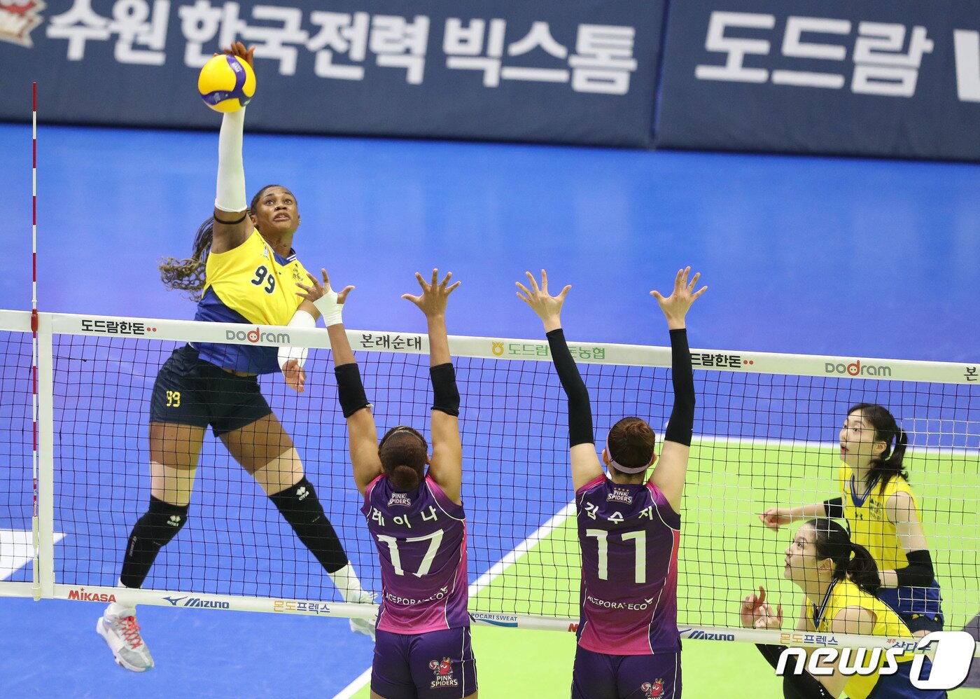 본문 이미지 - 여자부 6라운드 MVP로 선정된 현대건설의 레티치아 모마 바소코. /뉴스1 ⓒ News1 김영운 기자