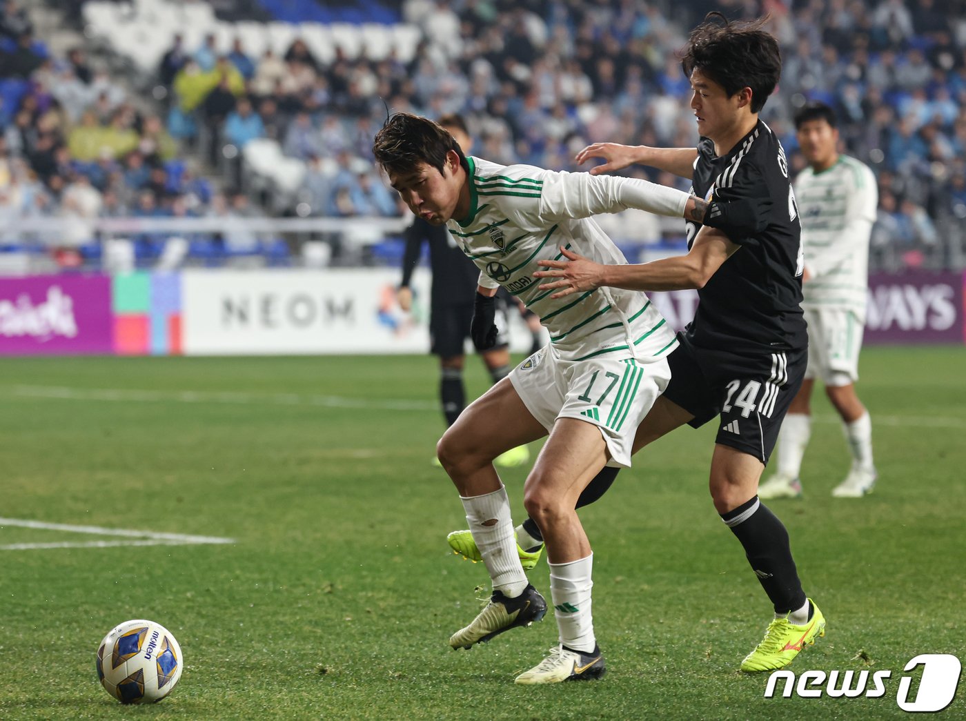 12일 오후 울산 문수축구경기장에서 열린 2023-2024아시아축구연맹&#40;AFC&#41; 챔피언스리그 8강 2차전 울산 HD FC와 전북 현대 모터스의 경기, 전북 송민규가 울산 이규성과 볼경합을 하고 있다. 2024.3.12/뉴스1 ⓒ News1 김도우 기자