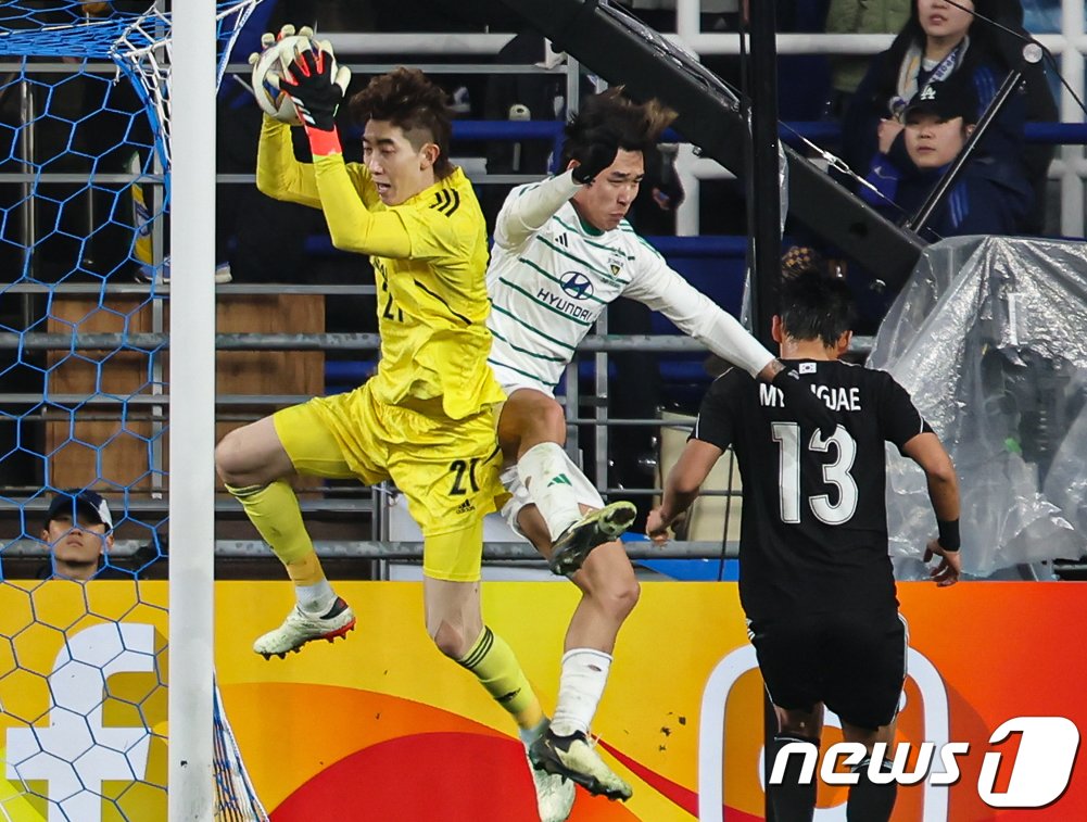 본문 이미지 - 12일 오후 울산 문수축구경기장에서 열린 2023-2024아시아축구연맹&#40;AFC&#41; 챔피언스리그 8강 2차전 울산 HD FC와 전북 현대 모터스의 경기, 울산 골키퍼 조현우가 공중볼을 처리하고 있다. 2024.3.12/뉴스1 ⓒ News1 김도우 기자