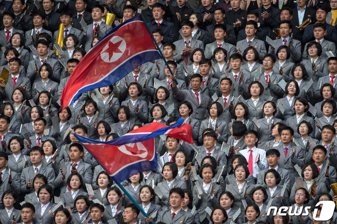 평양 김일성 경기장의 북한 팬들 ⓒ AFP=뉴스1