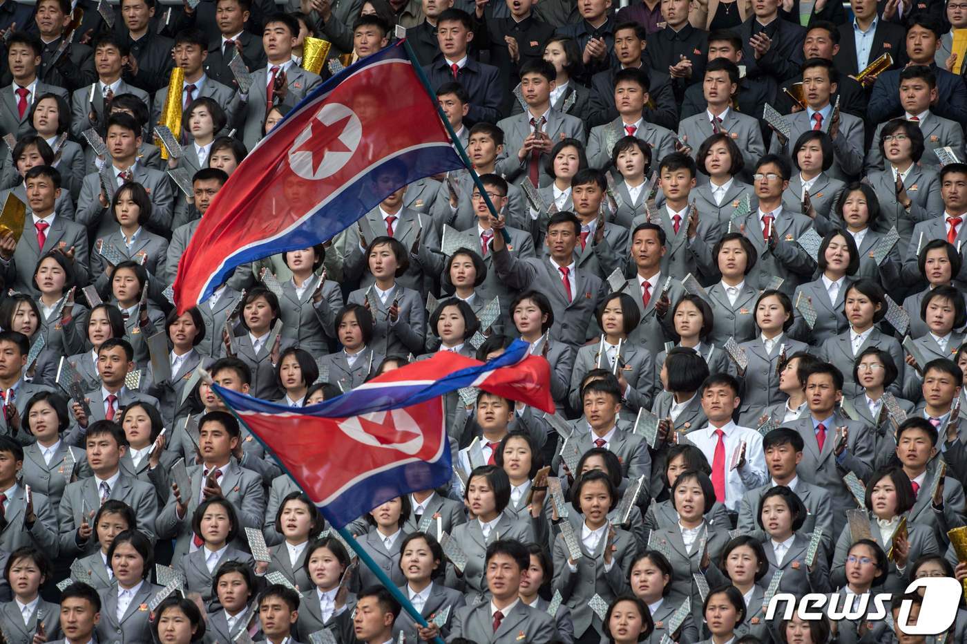 본문 이미지 - 평양 김일성 경기장의 북한 팬들 ⓒ AFP=뉴스1