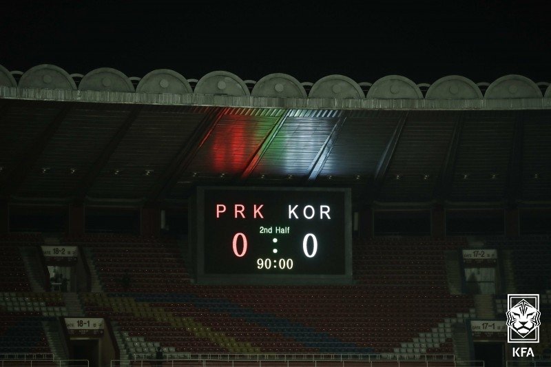 본문 이미지 - 무관중에 깜깜이 경기로 열렸던 2019년 남북전(대한축구협회 제공) 