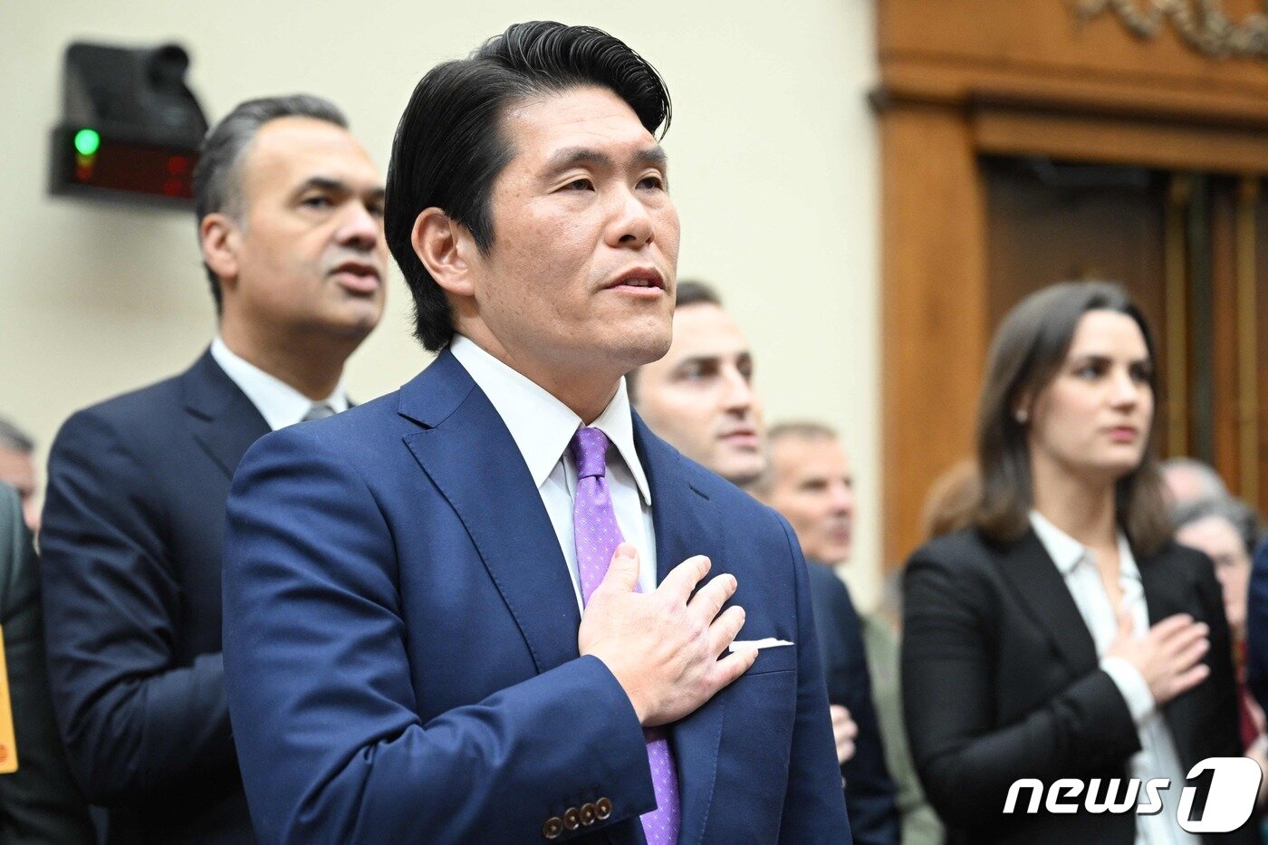 본문 이미지 - 한국계 로버트 허 전 미국 특별검사가 12일(현지시간) 워싱턴의 레이번 하원 빌딩에서 열린 조 바이든 대통령의 기밀 유출·불법보관 의혹 사건과 관련한 하원 법사위원회 청문회에 출석해 국기에 대한 맹세를 하고 있다. 2024.3.13 ⓒ AFP=뉴스1 ⓒ News1 우동명 기자