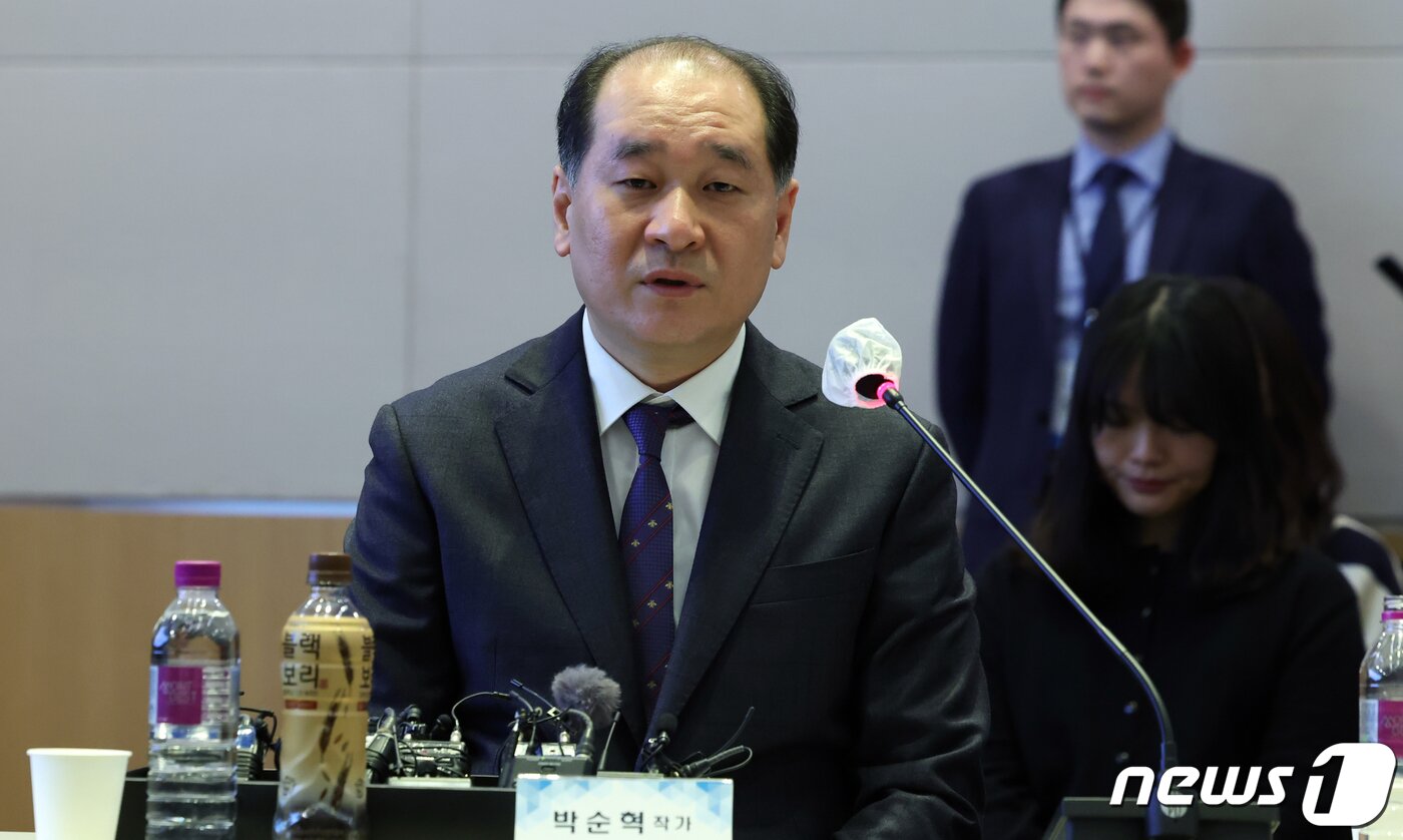본문 이미지 - 박순혁 작가가 13일 오전 서울 여의도 한국경제인연합회 컨퍼런스센터에서 열린 개인투자자와 함께하는 열린토론회에서 발언을 하고 있다. 2024.3.13/뉴스1 ⓒ News1 김명섭 기자
