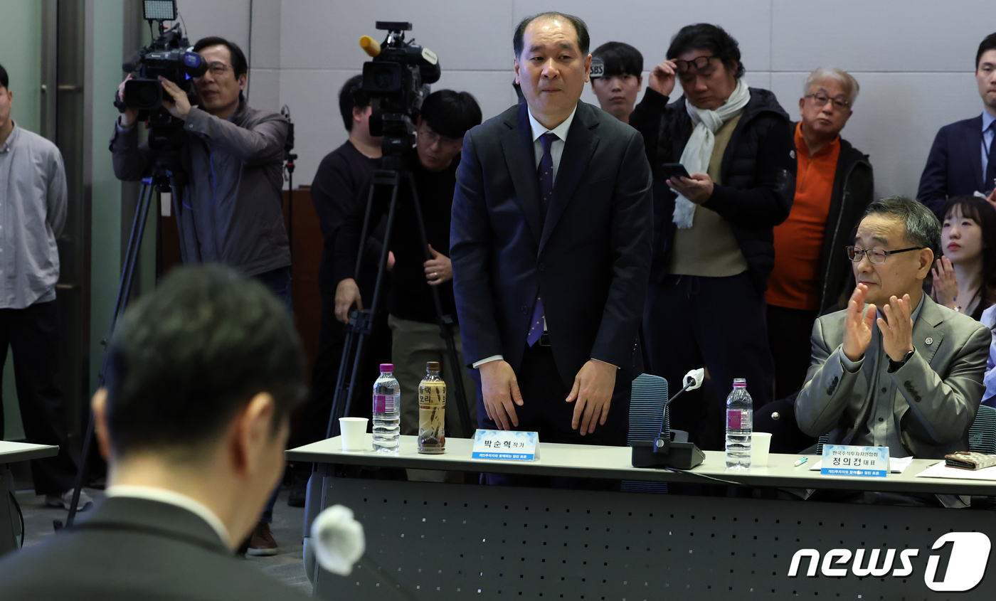 (서울=뉴스1) 김명섭 기자 = 박순혁 작가가 13일 오전 서울 여의도 한국경제인연합회 컨퍼런스센터에서 열린 개인투자자와 함께하는 열린토론회에서 인사를 하고 있다. 2024.3.1 …