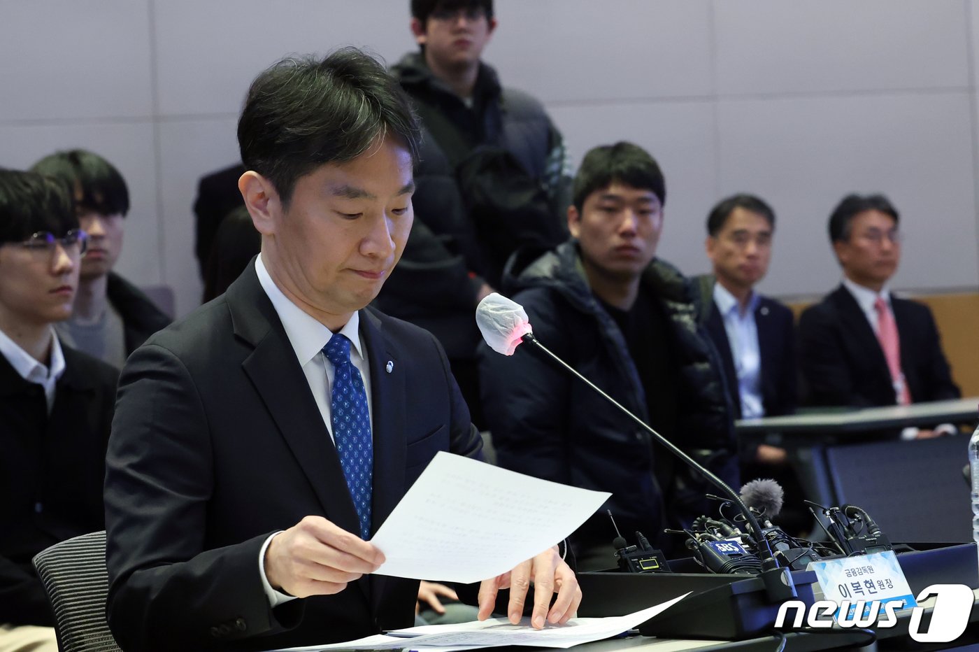 본문 이미지 - 이복현 금육감독원장이 13일 오전 서울 여의도 한국경제인연합회 컨퍼런스센터에서 열린 개인투자자와 함께하는 열린토론회에서 자료를 살펴보고 있다. 2024.3.13/뉴스1 ⓒ News1 김명섭 기자
