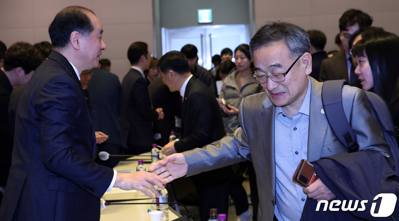 (서울=뉴스1) 김명섭 기자 = 정의정 한국주식투자자연합회 대표(오른쪽)와 박순혁 작가가 13일 오전 서울 여의도 한국경제인연합회 컨퍼런스센터에서 열린 개인투자자와 함께하는 열린 …