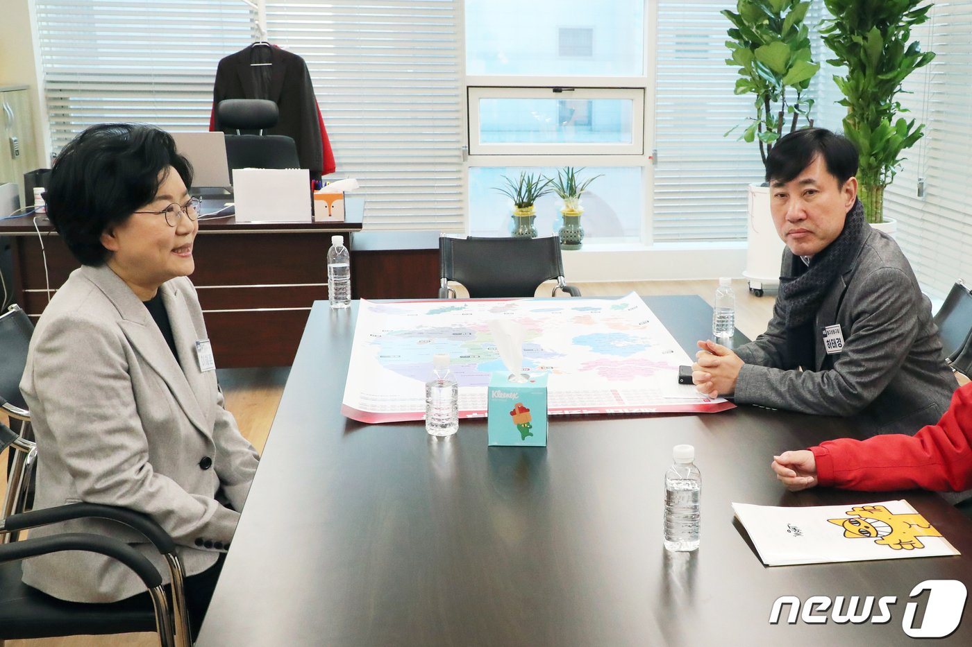 본문 이미지 - 4·10 총선 서울 중구 성동을에 지원한 예비 후보자 이혜훈 전 의원, 하태경 의원이 13일 오전 서울 여의도 국민의힘 중앙당사에서 공천 면접을 앞두고 대기실에서 대화하고 있다. (공동취재) 2024.2.13/뉴스1 ⓒ News1 송원영 기자