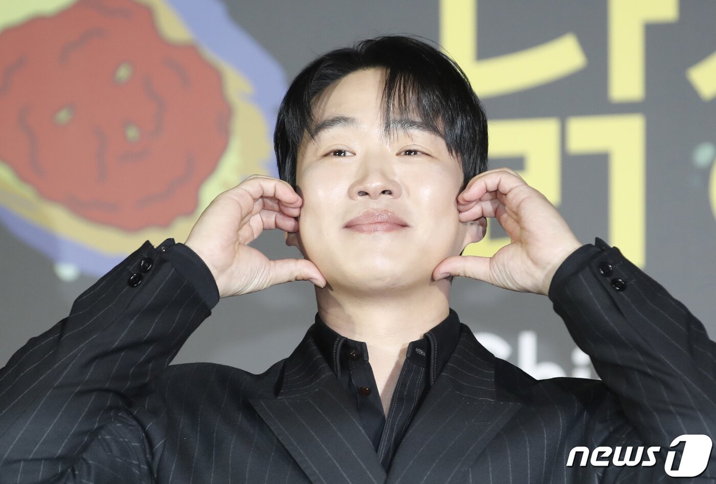 본문 이미지 - 배우 안재홍이 13일 서울 광진구 롯데시네마 건대입구에서 열린 넷플릭스 시리즈 '닭강정‘(감독 이병헌) 제작발표회에서 포즈를 취하고 있다. '닭강정​'​은 의문의 기계에 들어갔다가 닭강정으로 변한 딸 민아(김유정 분)를 되돌리기 위한 아빠 선만(류승룡 분)과 그녀를 짝사랑하는 백중(안재홍 분)의 신계(鷄)념 코믹 미스터리 추적극​이다. 2024.3.13/뉴스1 ⓒ News1 권현진 기자