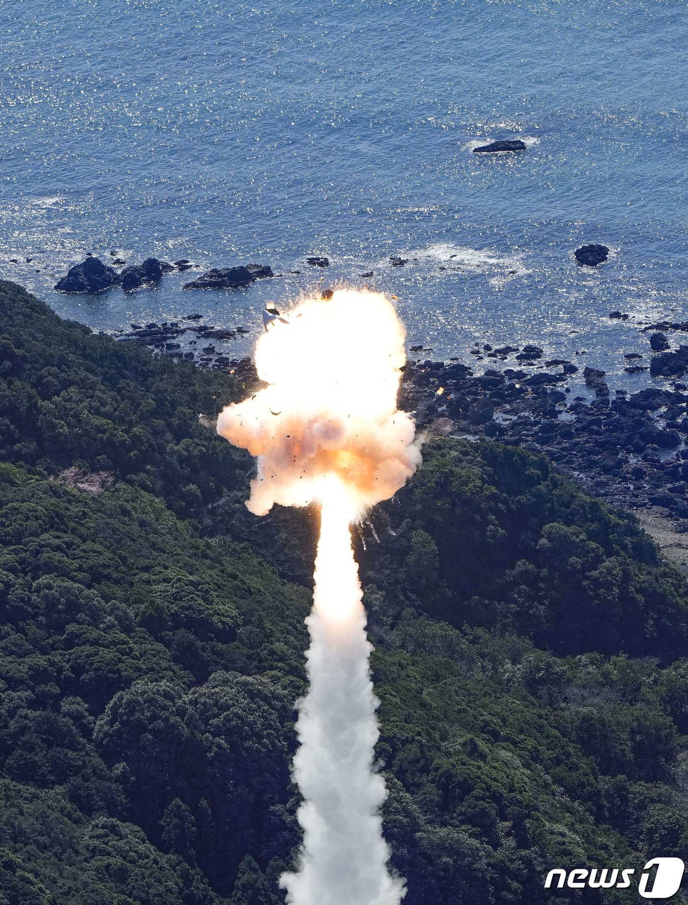 본문 이미지 - 13일 일본 와카야마현 구시모토에서 발사된 일본의 민간 우주사업회사 '스페이스 원'의 소형고체연료 로켓 '카이로스' 1호기가 공중에서 폭발하는 모습. 2024.03.13 ⓒ 로이터=뉴스1 ⓒ News1 정지윤 기자