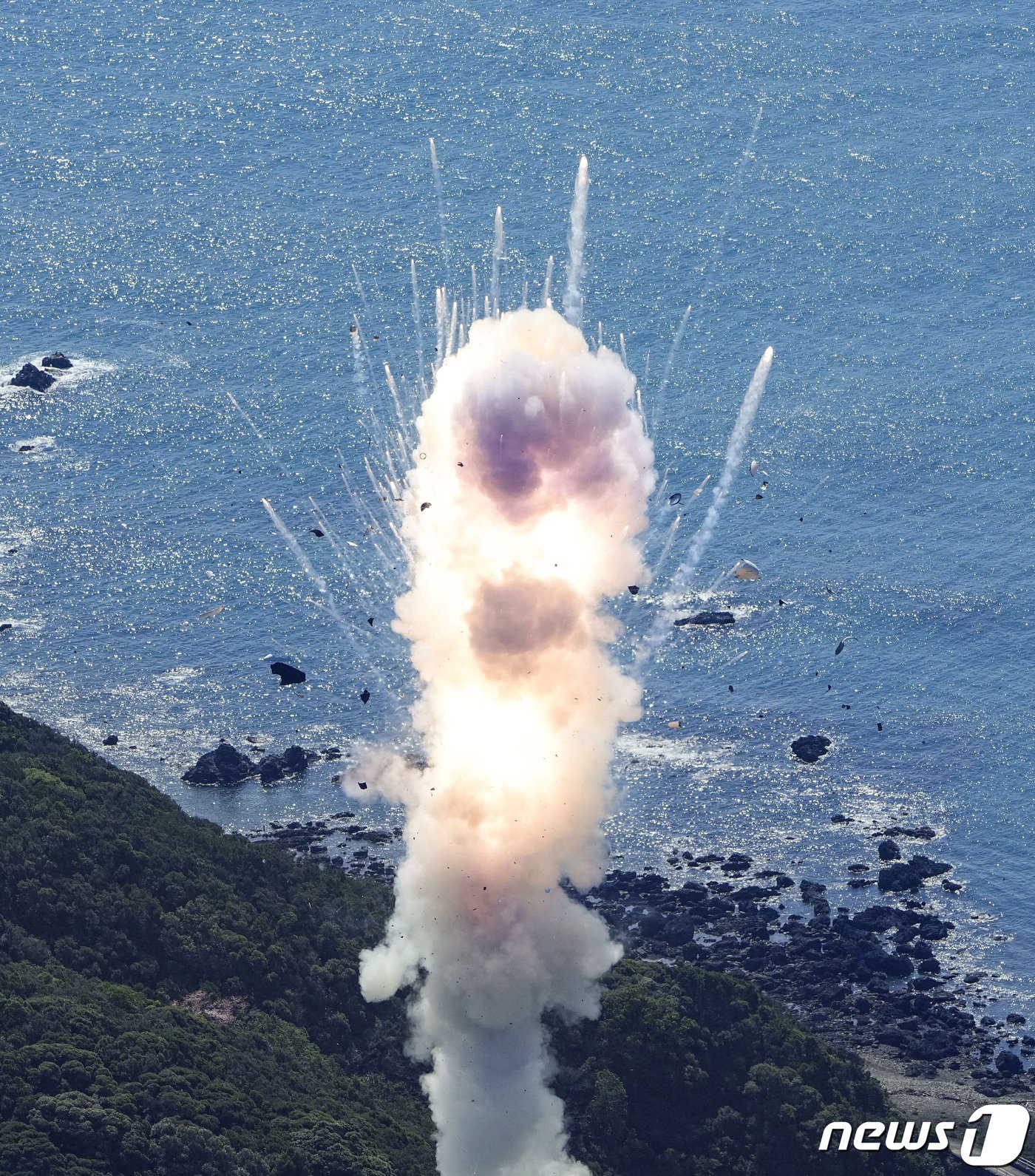 본문 이미지 - 13일 일본의 민간 우주사업회사 '스페이스 원'의 소형고체연료 로켓 '카이로스' 1호기가 공중에서 폭발하는 모습. 2024.03.13 ⓒ 로이터=뉴스1 ⓒ News1 정지윤 기자