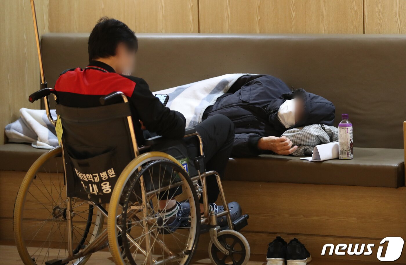 본문 이미지 - 한 대학병원에서 환자들이 진료를 기다리고 있다. 2024.3.13/뉴스1 ⓒ News1 김기태 기자