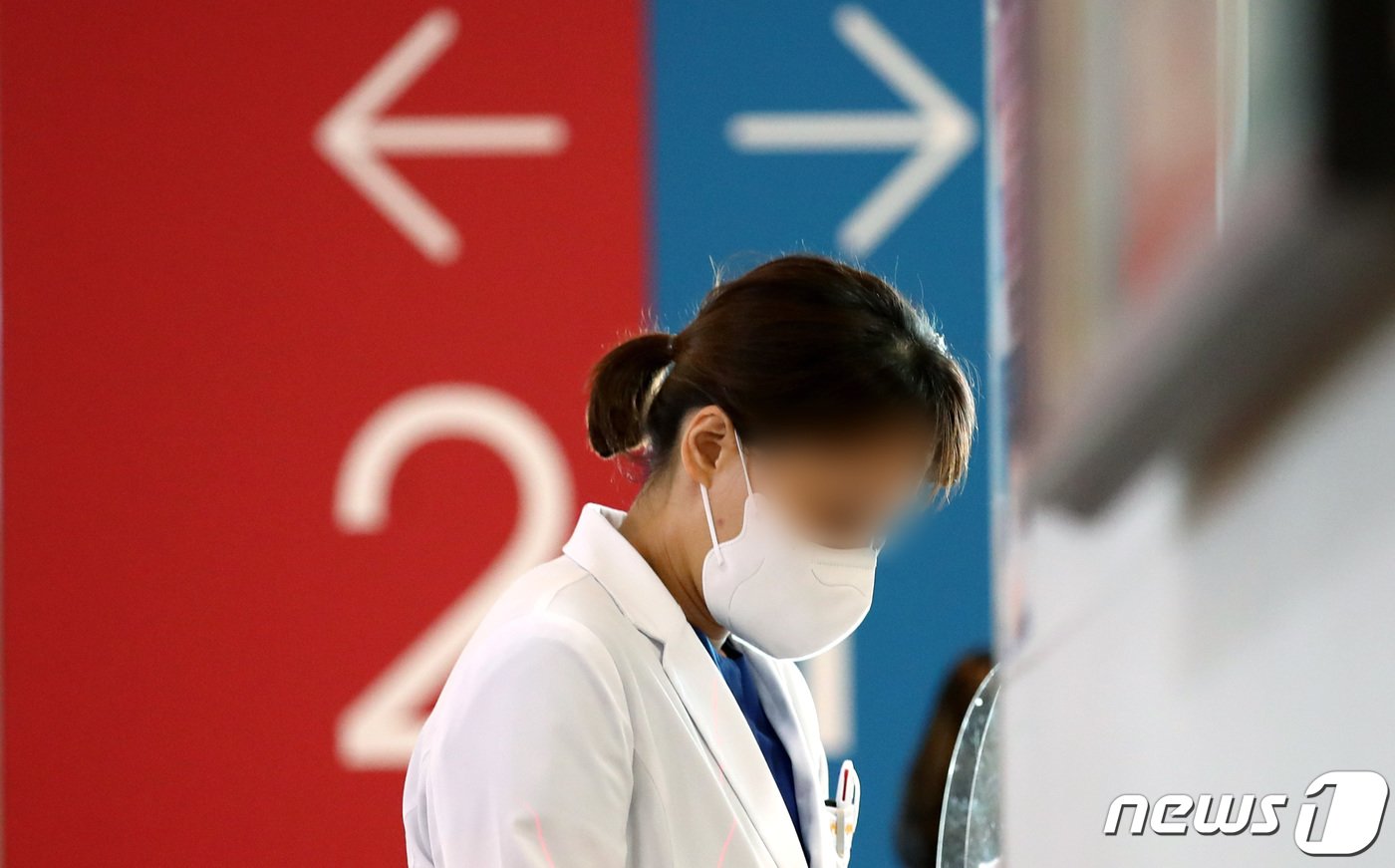 본문 이미지 - 의대정원 증원에 반대하는 전공의들의 집단행동이 이어지고 있는 가운데 공보의와 군의관들이 의료기관에 파견된 13일 대전의 한 대학병원에서 의료진이 발걸음을 옮기고 있다. 2024.3.13/뉴스1 ⓒ News1 김기태 기자