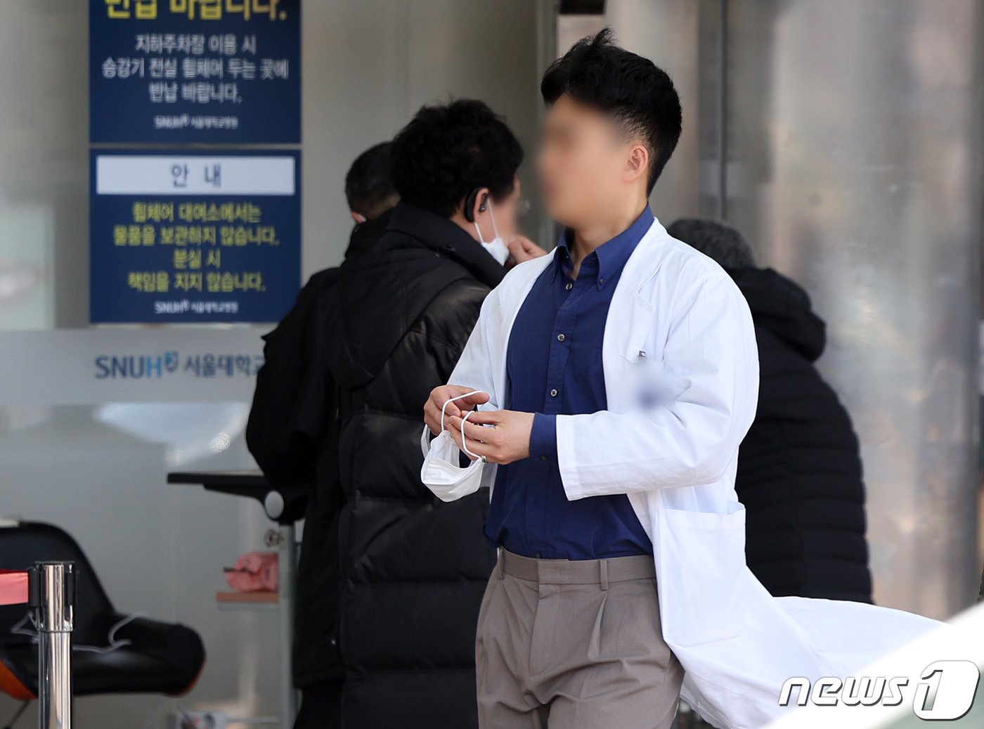 본문 이미지 - 전국 19개 의과대학 교수들이 정부의 의대 증원 방침에 대응해 ‘전국 의과대학 교수 비상대책위원회’를 결성하고 오는 15일까지 소속 대학 교수와 수련병원 임상진료 교수의 의사를 물어 사직서 제출 여부를 결정하기로 했다. 사진은 13일 서울 종로구 연건동 서울대학교병원에서 이동하는 의료진. 2024.3.13/뉴스1 ⓒ News1 김진환 기자