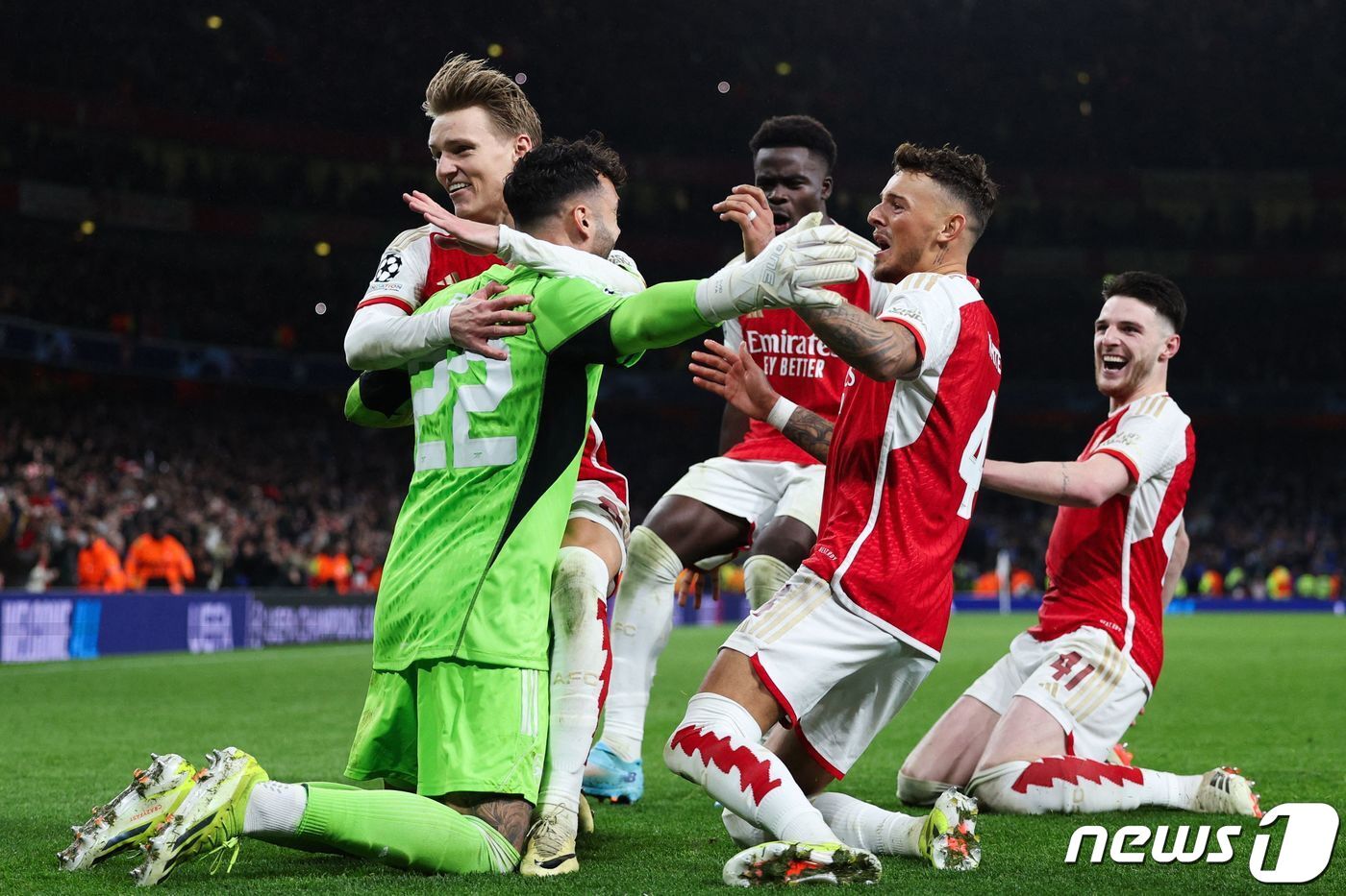 본문 이미지 - 승부차기 끝에 UCl 8강에 오른 라야 골키퍼가 동료들과 포효하고 있다. ⓒ AFP=뉴스1