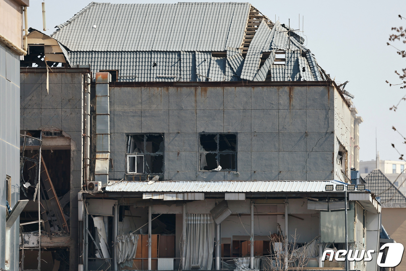 (싼허 로이터=뉴스1) 박재하 기자 = 13일(현지시간) 중국 허베이성 랑팡시 싼허 지역의 한 식당에서 폭발이 발생해 건물이 손상된 모습. 2024.03.13/ⓒ 로이터=뉴스1