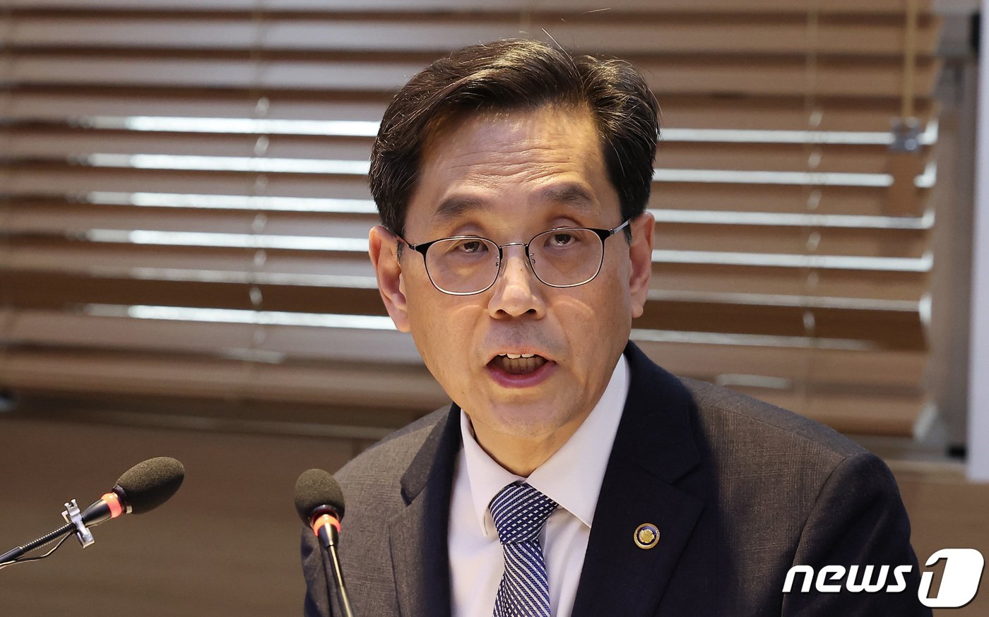 본문 이미지 - 한훈 농림축산식품부 차관이 지난 13일 서초구 한국식품산업협회에서 열린 가공식품 물가안정을 위한 식품업계 간담회에서 인사말을 하고 있다. 2024.3.13/뉴스1 ⓒ News1 김성진 기자