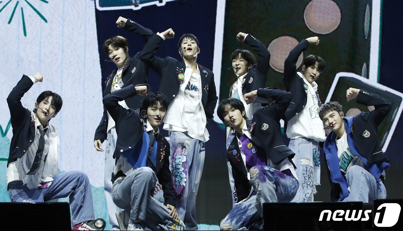 본문 이미지 - 그룹 루네이트(LUN8)가 13일 서울 광진구 예스24라이브홀에서 가진 두 번째 미니 앨범 'BUFF(버프)' 발매 쇼케이스에서 타이틀 곡 ‘SUPER POWER(슈퍼 파워)’를 선보이고 있다. 2024.3.13/뉴스1 ⓒ News1 권현진 기자