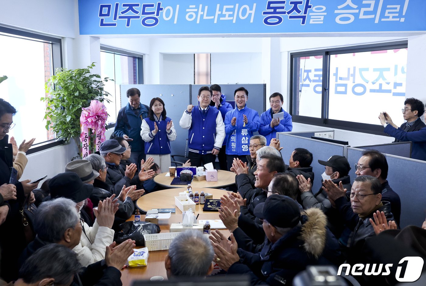 본문 이미지 - 이재명 더불어민주당 대표와 류삼영 동작을 후보가 13일 서울 동작구에 마련된 류 후보 선거사무실에서 지역 주민들에게 지지를 호소하고 있다. (공동취재) 2024.3.13/뉴스1 ⓒ News1 구윤성 기자