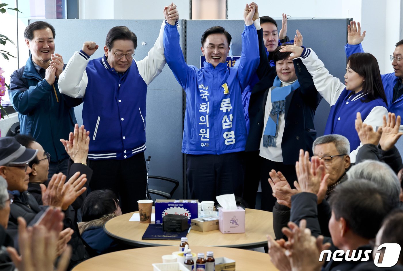 이재명 더불어민주당 대표와 류삼영 서울 동작을 후보, 서영교 최고위원이 13일 서울 동작구에 마련된 류 후보 선거사무실에서 지역 주민들에게 인사하고 있다. &#40;공동취재&#41; 2024.3.13/뉴스1 ⓒ News1 구윤성 기자