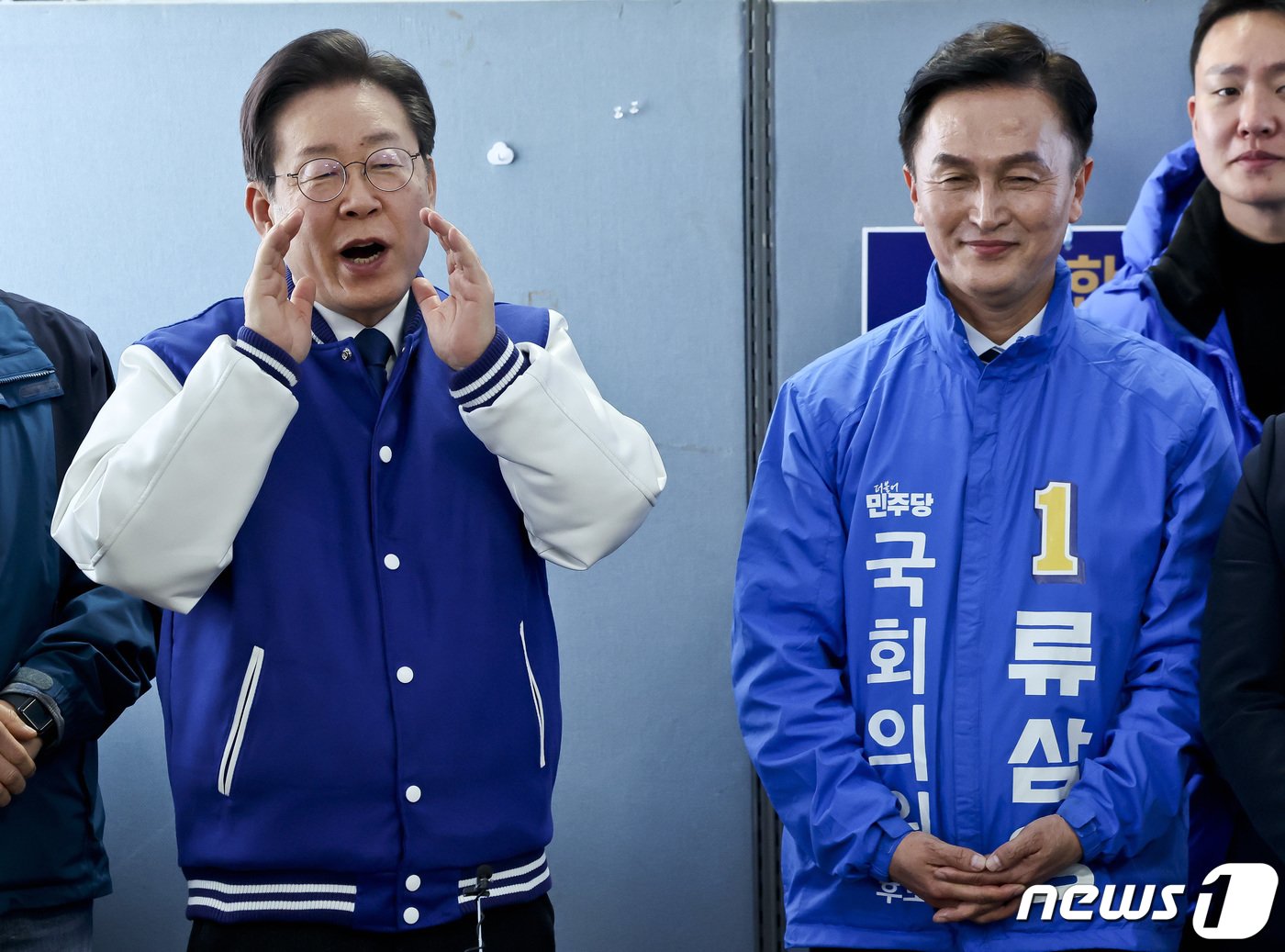 본문 이미지 - 이재명 더불어민주당 대표가 13일 서울 동작구에 마련된 류삼영 동작을 후보 선거사무실에서 지역 주민들에게 지지를 호소하고 있다. (공동취재) 2024.3.13/뉴스1 ⓒ News1 구윤성 기자