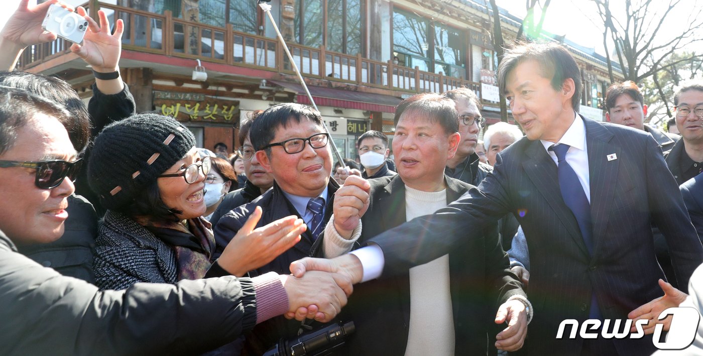 조국 조국혁신당 대표가 13일 전북 전주시 한옥마을을 찾아 전주 시민들과 인사를 나누고 있다. 2024.3.13/뉴스1 ⓒ News1 유경석 기자