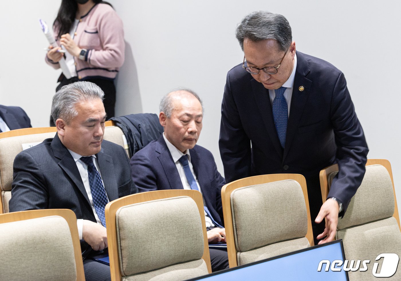 박민수 보건복지부 제2차관&#40;오른쪽&#41;이 13일 오후 경기도 성남시 분당구 한국과학기술한림원에서 &#39;필수 의료 해결을 위한 제도적 방안&#39; 주제로 열린 제220회 한림원탁토론회에서 의료개혁&#40;필수의료&#41; 4대 과제로 발표를 마친 후 자리로 향하고 있다. 왼쪽부터 김성근 가톨릭대학교 의과대학 교수, 홍윤철 서울대학교 의과대학 교수, 박 차관. 2024.3.13/뉴스1 ⓒ News1 이재명 기자