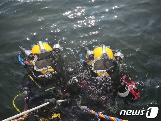 해군 1함대사령부는 13일 강원 동해신항에서 2024년 FS(Freedom Shield) 연습의 하나로 해군-해경 합동 해상구조훈련을 실시했다.(해군1함대 제공) 2024.3.13/뉴스1 © News1 윤왕근 기자
