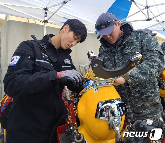 해군 1함대사령부는 13일 강원 동해신항에서 2024년 FS(Freedom Shield) 연습의 하나로 해군-해경 합동 해상구조훈련을 실시했다.(해군1함대 제공) 2024.3.13/뉴스1 © News1 윤왕근 기자