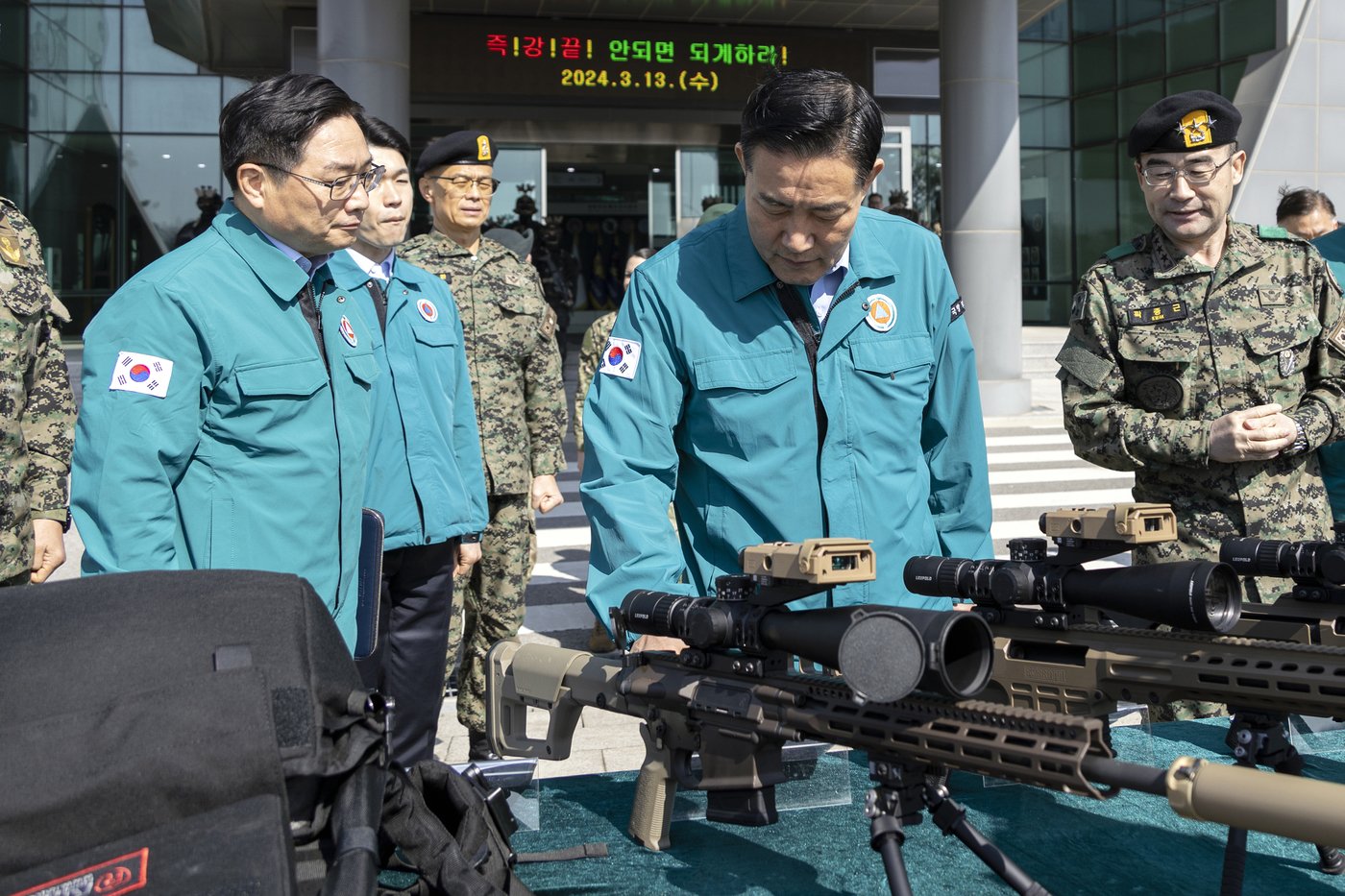 대비태세 점검 차 육군특수전사령부를 방문한 신원식 국방부장관이 저격수용 총기를 살펴보고 있다.&#40;국방부 제공&#41;