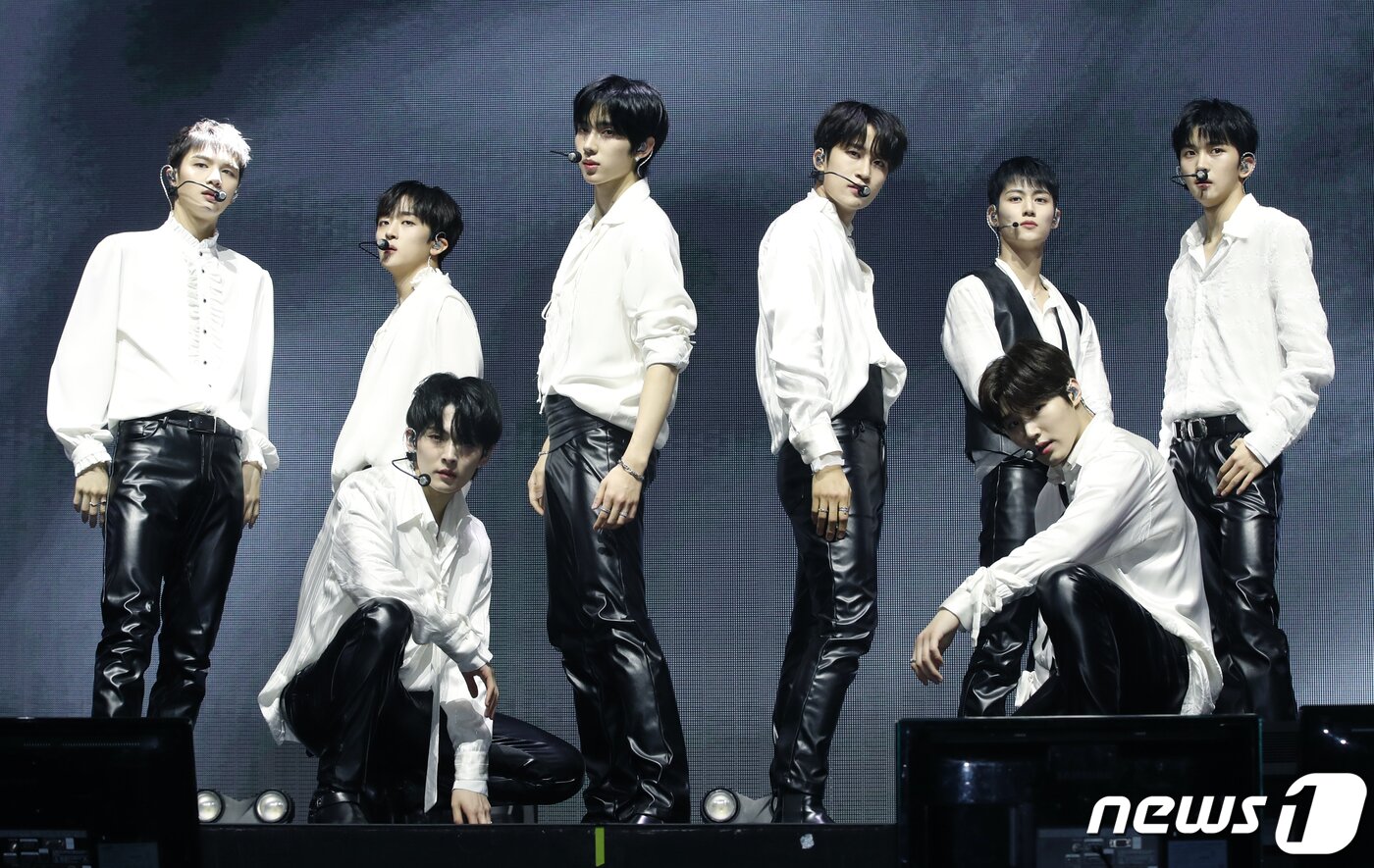 본문 이미지 - 그룹 루네이트(LUN8)가 13일 서울 광진구 예스24라이브홀에서 가진 두 번째 미니 앨범 'BUFF(버프)' 발매 쇼케이스에서 신곡을 선보이고 있다. 2024.3.13/뉴스1 ⓒ News1 권현진 기자