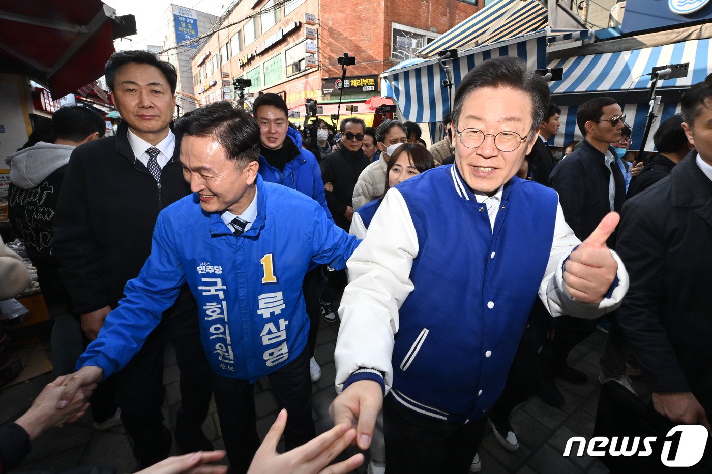 본문 이미지 - 이재명 더불어민주당 대표가 13일 서울 동작구 남성사계시장에서 류삼영 동작을 후보와 함께 시민들을 만나고 있다. (공동취재) 2024.3.13/뉴스1 ⓒ News1 구윤성 기자
