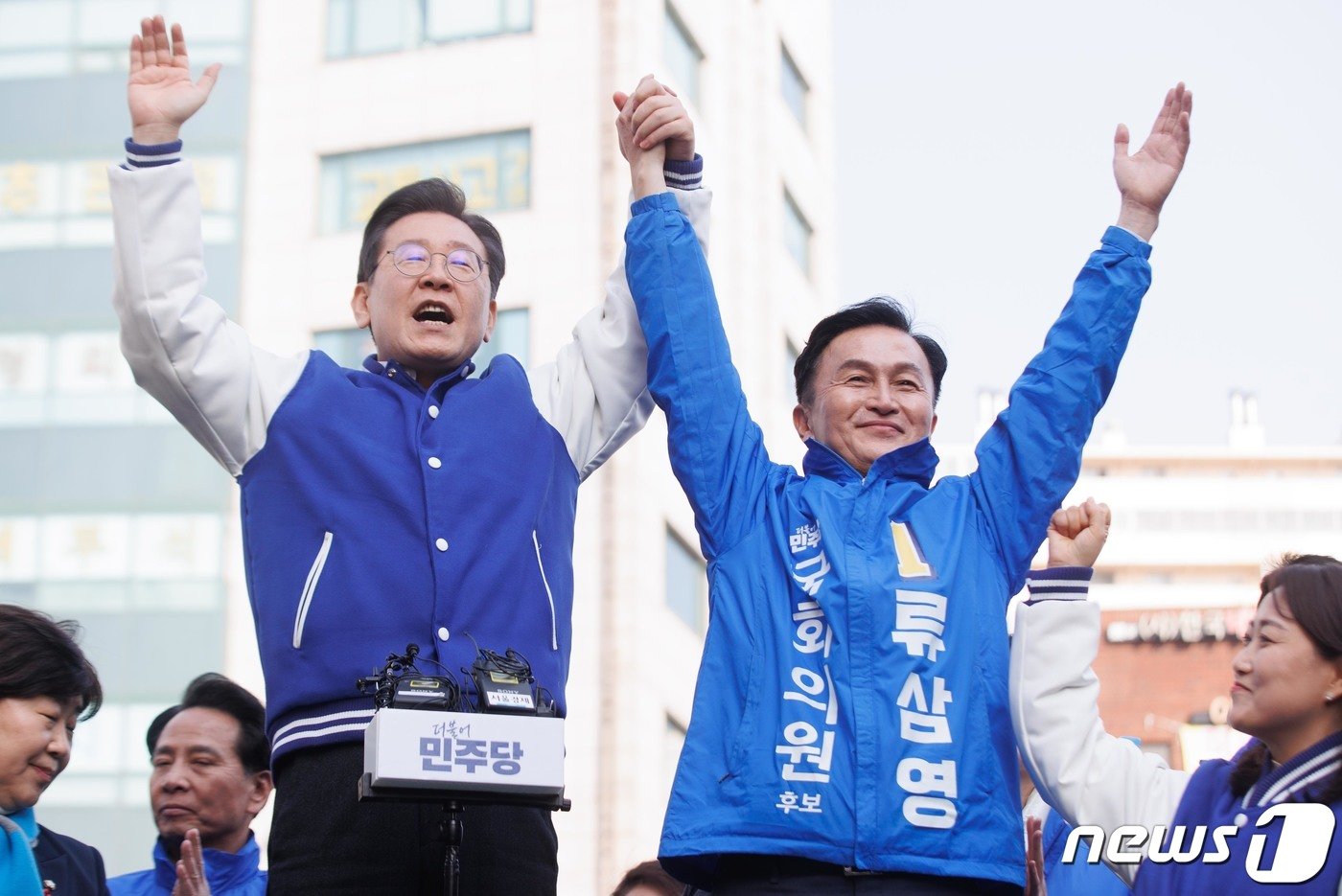 이재명 더불어민주당 대표가 13일 오후 서울 동작구 남성사계시장에서 류삼영 동작구을 후보와 양손을 들어 올리고 있다. &#40;공동취재&#41; 2024.3.13/뉴스1 ⓒ News1 구윤성 기자