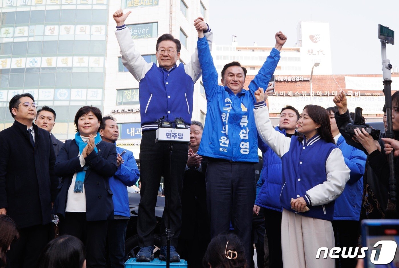 이재명 더불어민주당 대표가 13일 오후 서울 동작구 남성사계시장에서 류삼영 동작구을 후보와 양손을 들어 올리고 있다. &#40;공동취재&#41; 2024.3.13/뉴스1 ⓒ News1 구윤성 기자