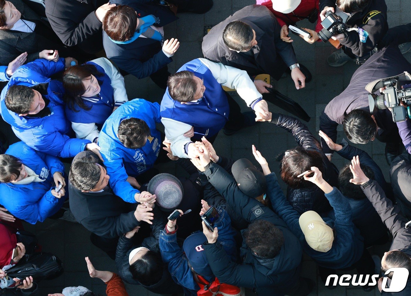 본문 이미지 - 이재명 더불어민주당 대표가 4·10 총선을 앞두고 13일 서울 동작구 남성사계시장을 방문해 시민들과 인사를 하고 있다. (공동취재) 2024.3.13/뉴스1 ⓒ News1 구윤성 기자