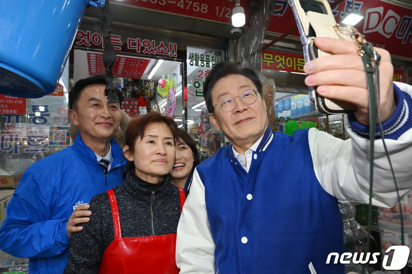 이재명 더불어민주당 대표가 13일 서울 동작구 남성사계시장에서 동작을 류삼영 후보 지지를 호소하며 상인들과 셀카를 찍고 있다. &#40;공동취재&#41; 2024.3.13/뉴스1 ⓒ News1 구윤성 기자