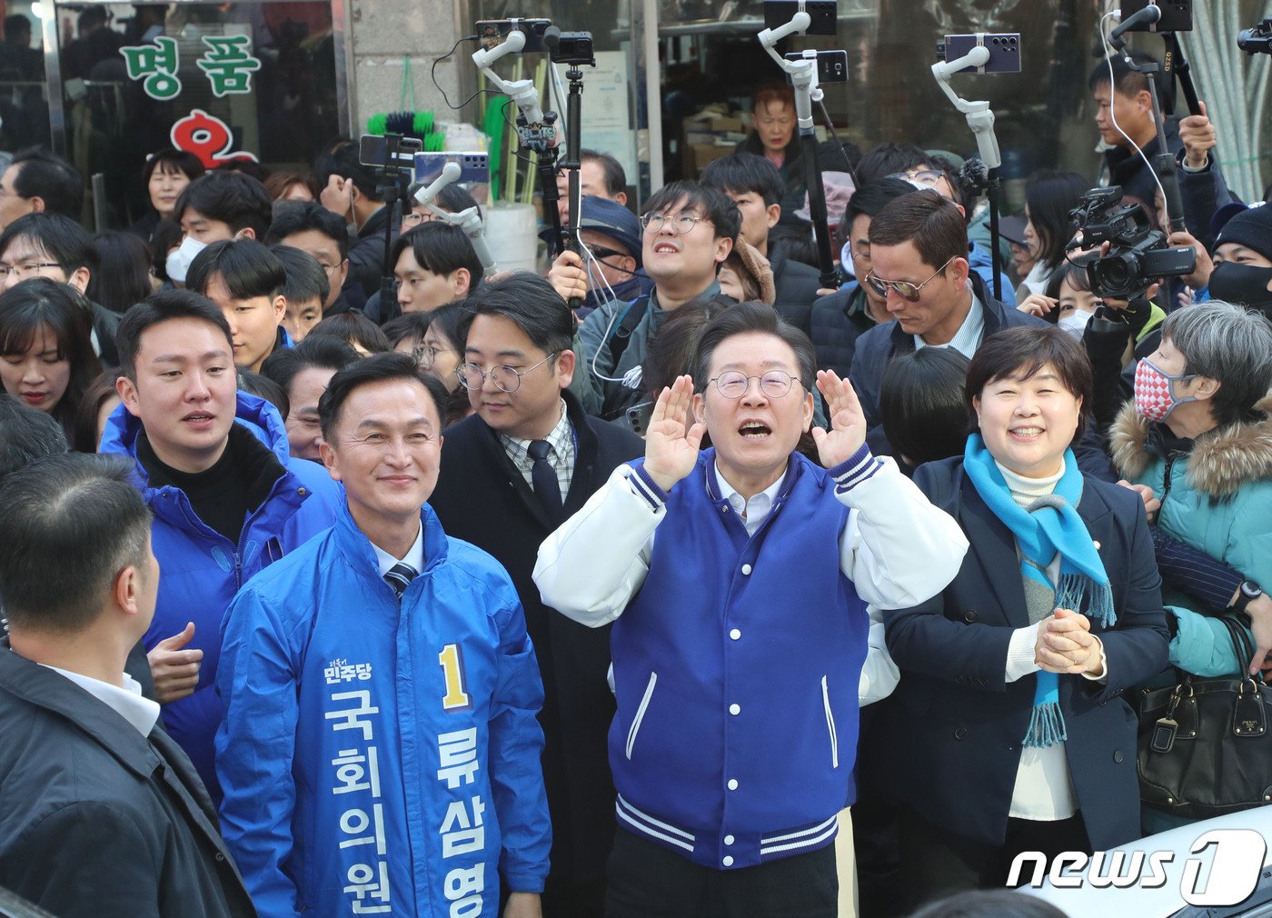 본문 이미지 - 이재명 더불어민주당 대표가 13일 서울 동작구 남성사계시장에서 동작을 류삼영 후보 지지를 호소하고 있다. (공동취재) 2024.3.13/뉴스1 ⓒ News1 구윤성 기자