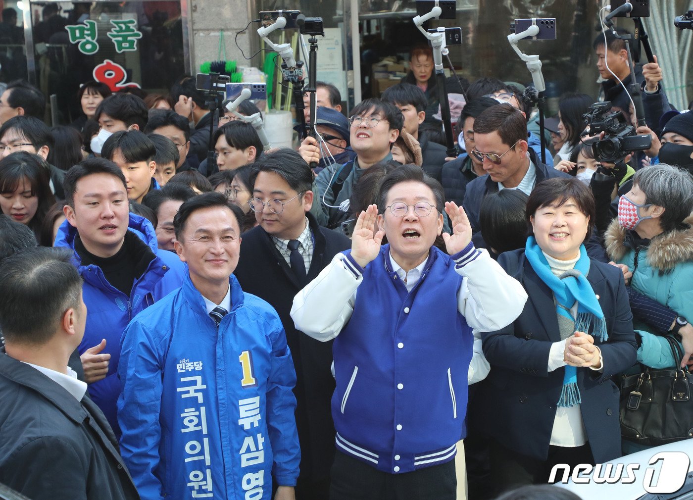 이재명 더불어민주당 대표가 13일 서울 동작구 남성사계시장에서 동작을 류삼영 후보 지지를 호소하고 있다. &#40;공동취재&#41; 2024.3.13/뉴스1 ⓒ News1 구윤성 기자