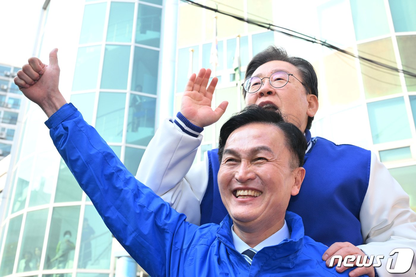 본문 이미지 - 이재명 더불어민주당 대표가 13일 서울 동작구 남성사계시장에서 동작을 류삼영 후보 지지를 호소하고 있다. (공동취재) 2024.3.13/뉴스1 ⓒ News1 구윤성 기자