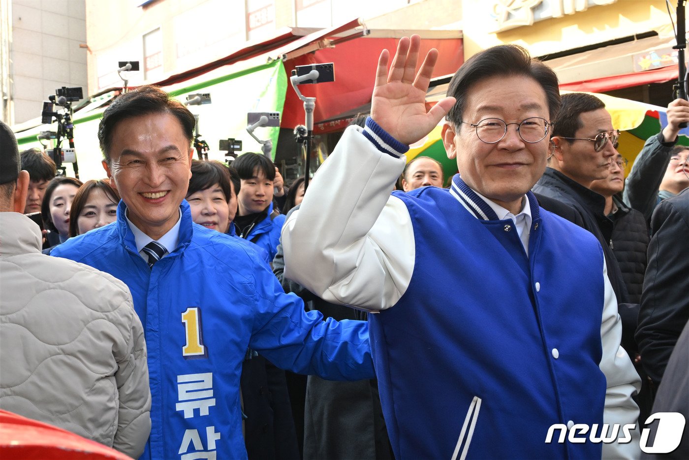 이재명 더불어민주당 대표가 13일 서울 동작구 남성사계시장에서 동작을 류삼영 후보 지지를 호소하며 시민들과 인사를 나누고 있다. &#40;공동취재&#41; 2024.3.13/뉴스1 ⓒ News1 구윤성 기자