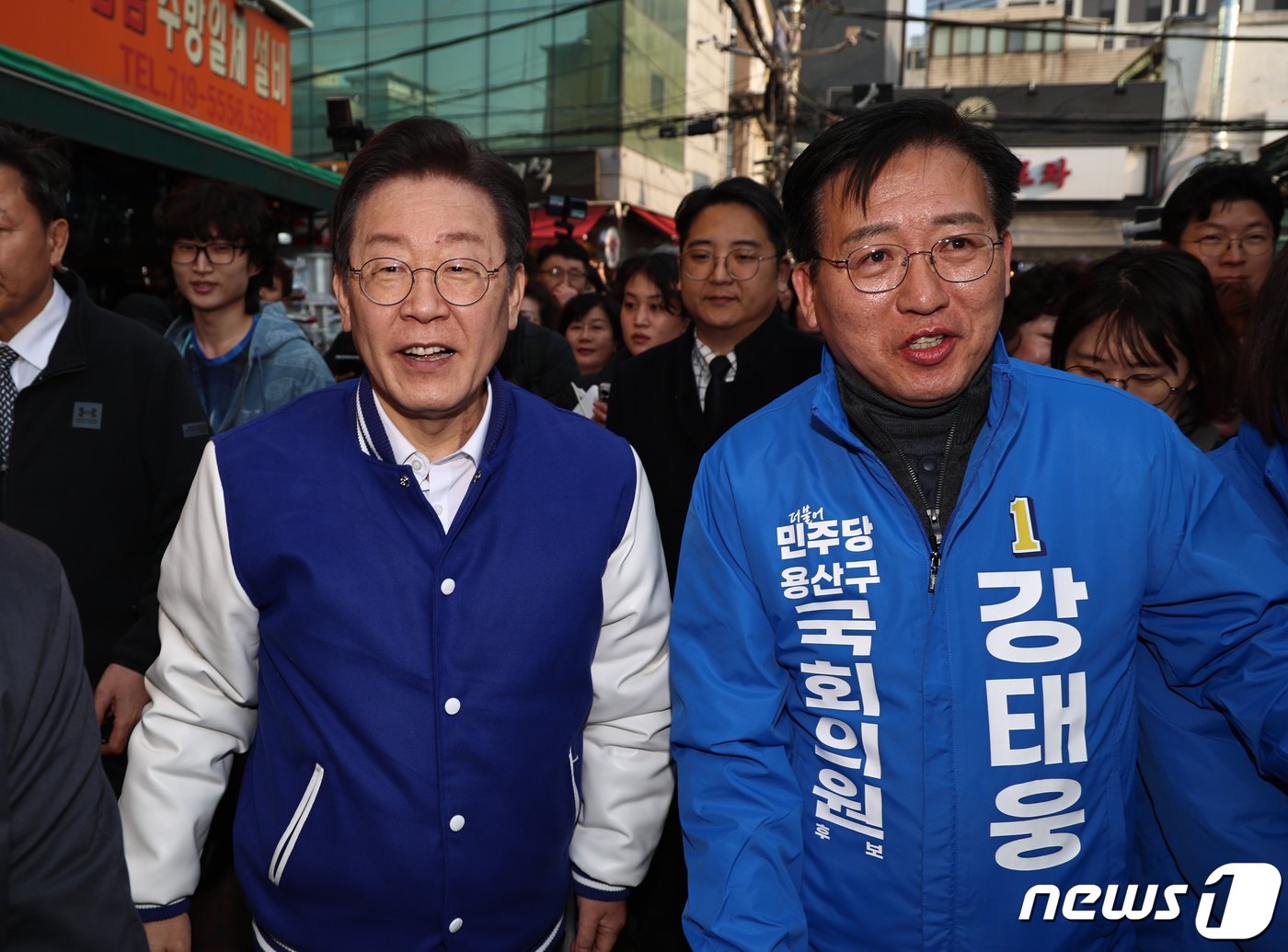 이재명 더불어민주당 대표와 강태웅 후보가 13일 오후 서울 용산구 용문시장을 찾아 시민들에게 인사하고 있다. 2024.3.13/뉴스1 ⓒ News1 구윤성 기자