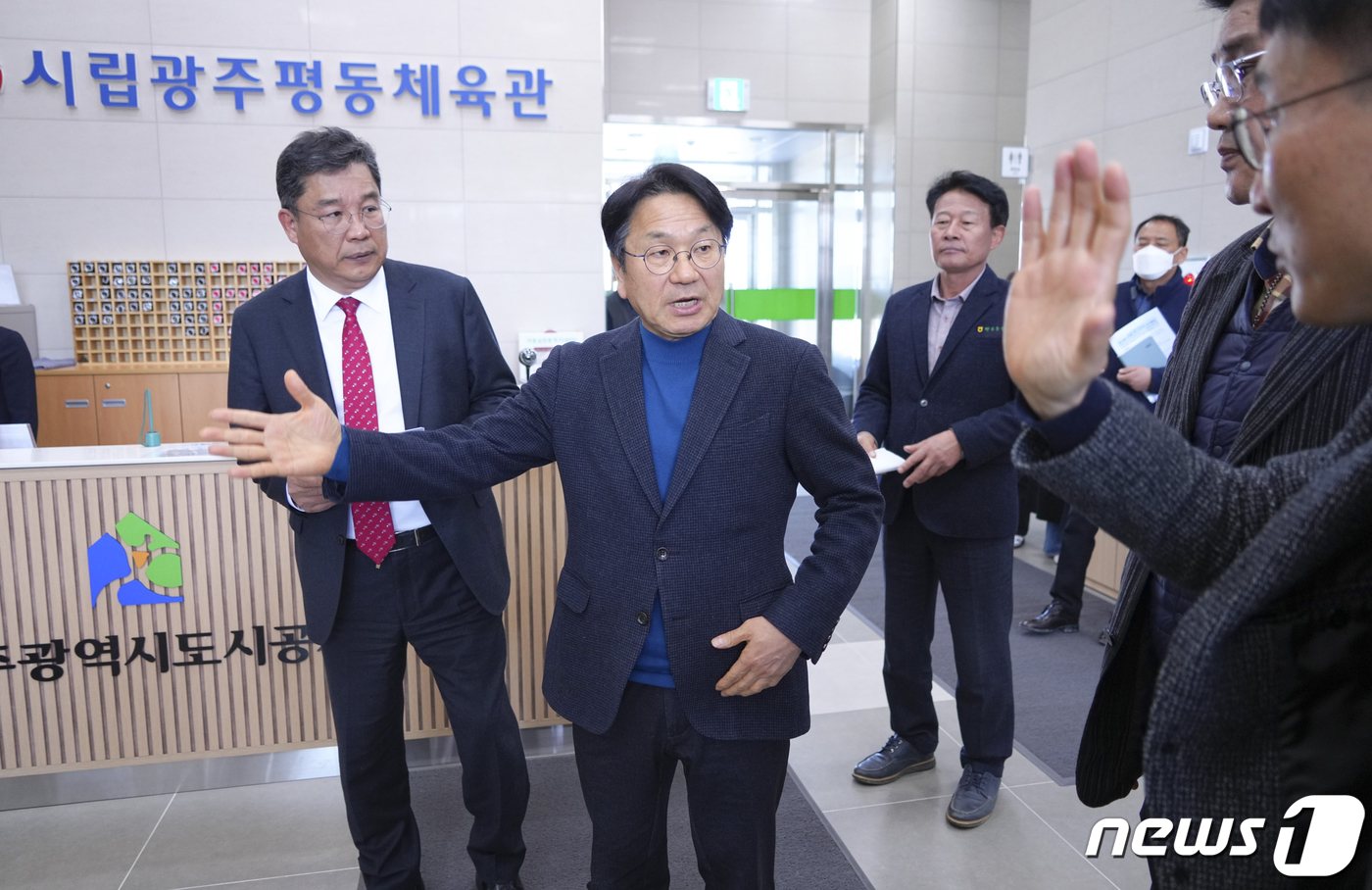 (광주=뉴스1) 박준배 기자 = 강기정 광주시장이 13일 오전 광산구 시립광주평동체육관을 찾아 수영장 탈의실 공간 부족과 관련해 현장점검을 하고 있다. (광주시 제공) 2024.3 …