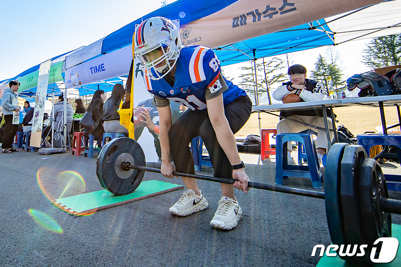 (경산=뉴스1) 공정식 기자 = 13일 영남대 경산캠퍼스에서 열린 '2024학년도 제1차 중앙동아리박람회'에서 여러 동아리 회원들이 신입회원 유치를 위해 가두모집에 나서고 있다. …